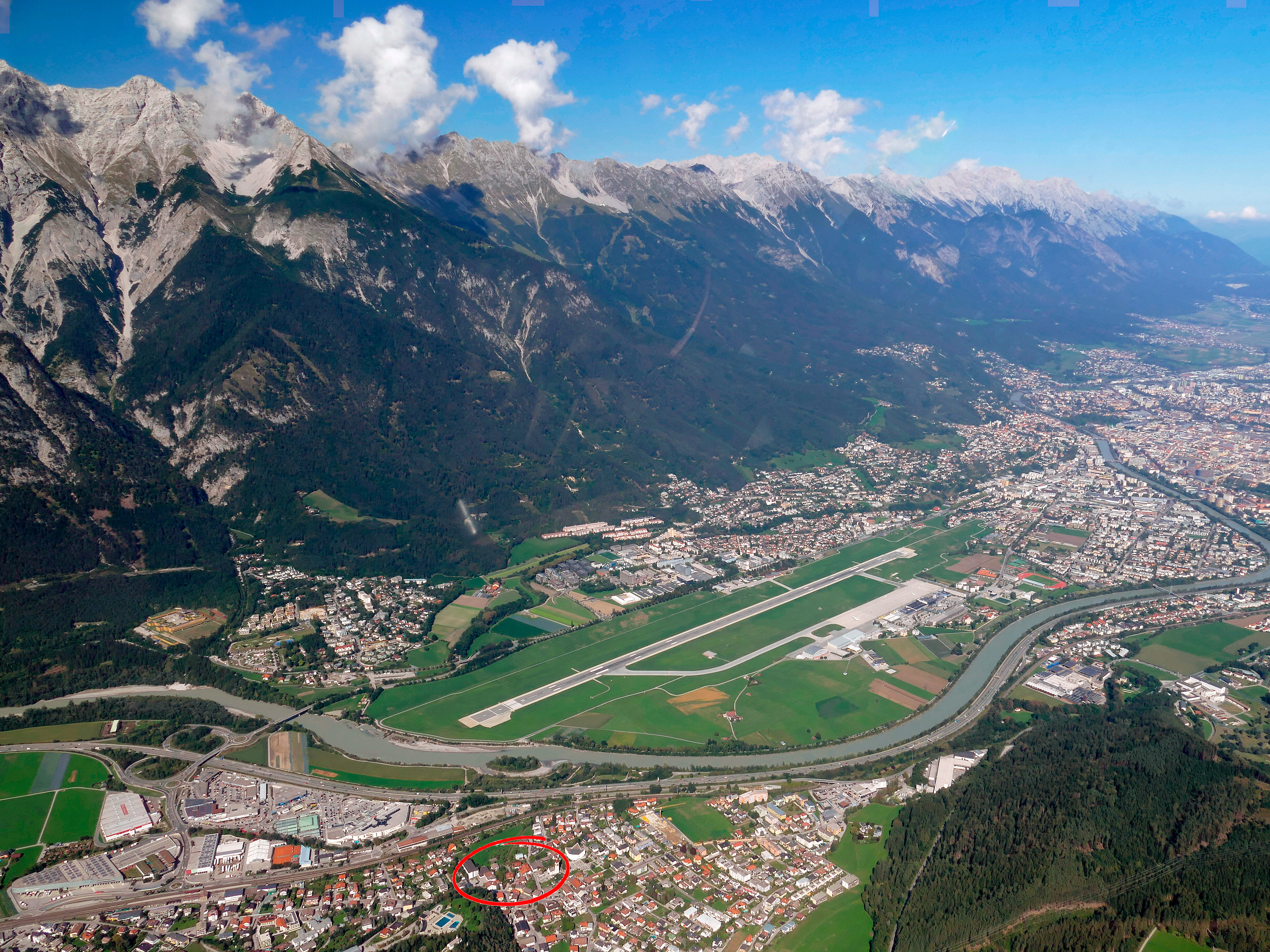 Innsbruck with Voels at the lower left - CC-BY-SA Rolf Kickuth This file is licensed under the Creative Commons Attribution-Share Alike 4.0 International license. Author Rolf Kickuth Source https://commons.wikimedia.org/wiki/File:InnsbruckFlughafen2018-09-08-15-13-12_1.jpg